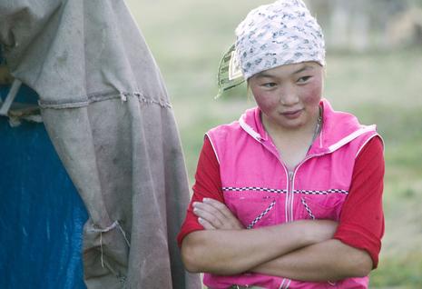 Жена киргиза. Киргизские женщины. Светловолосые киргизы. Гастарбайтеры женщины. Киргизка в платке.